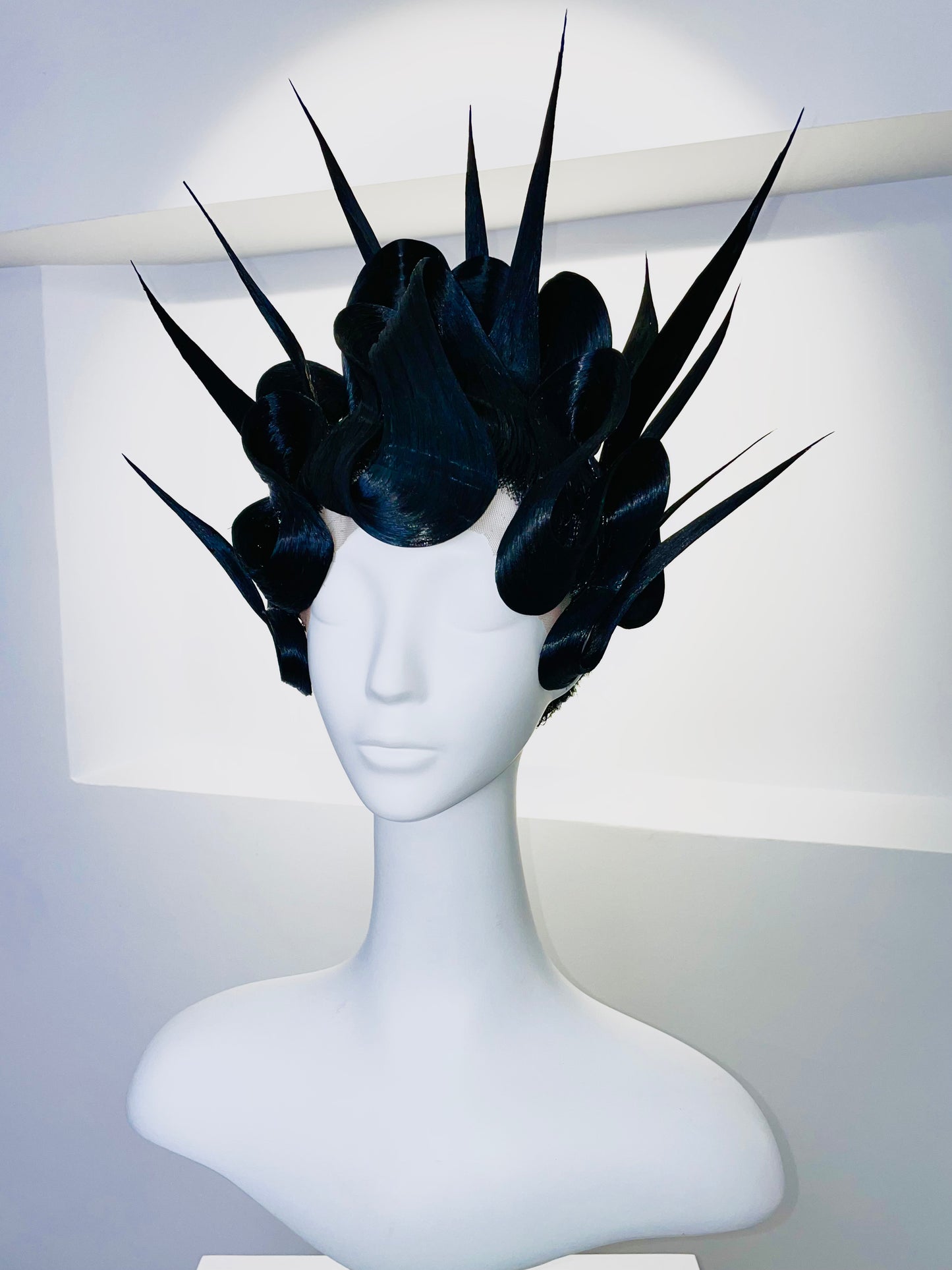 Needle Queen (black)